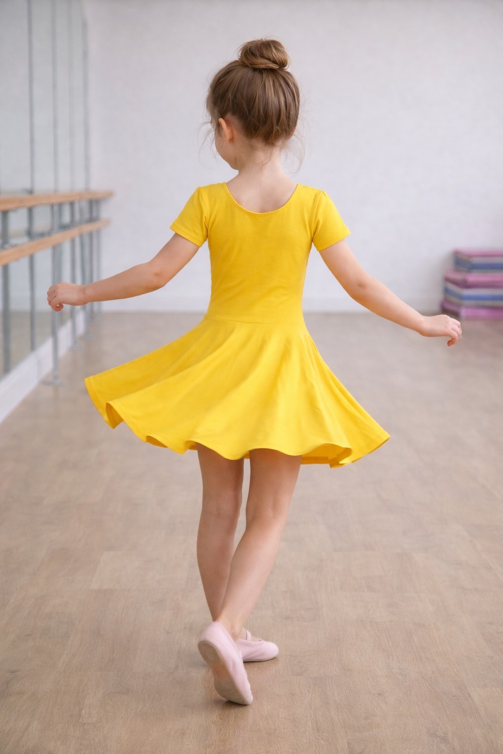costum gimnastica fetite galben s