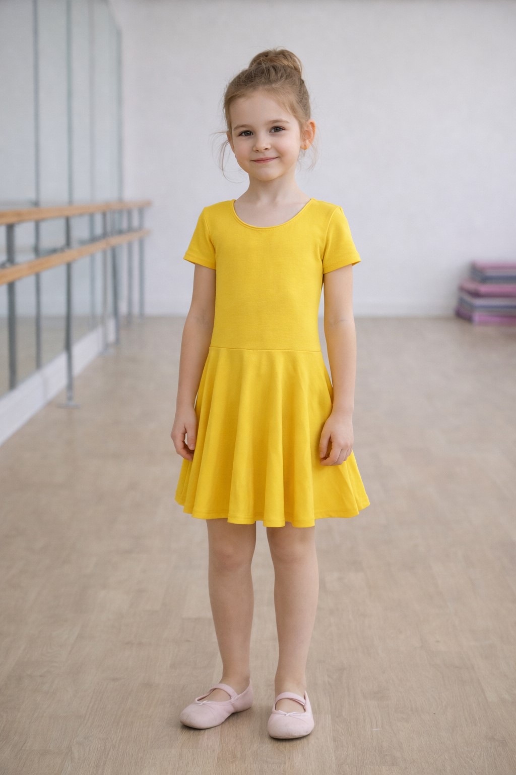 costum gimnastica fetite galben