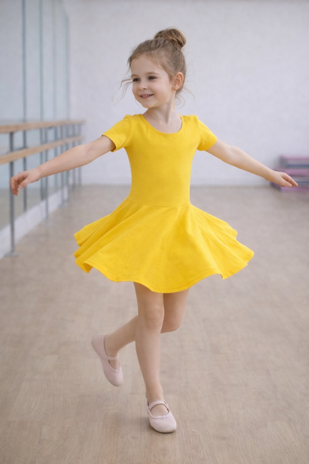 costum gimnastica fetite galben m