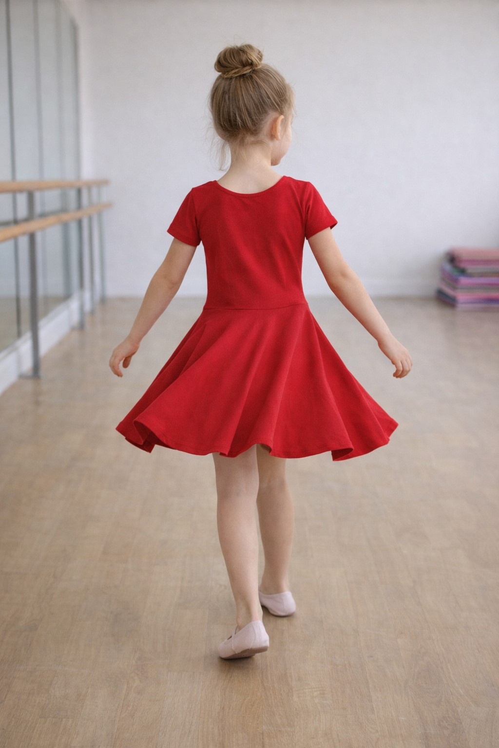 costum gimnastica fetite rosu spate
